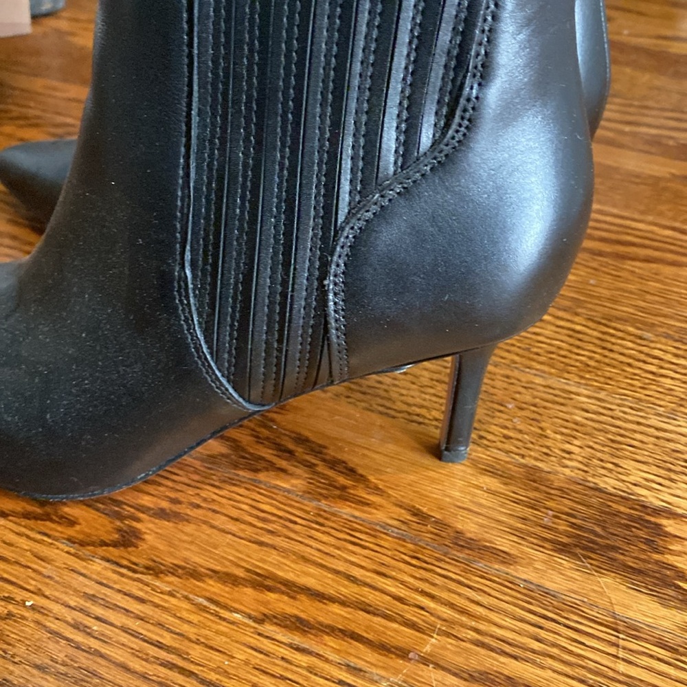Lisa Cap-Toe Mid-Heel bootie - Picture 2 of 3